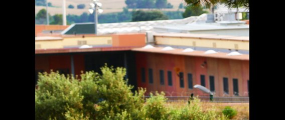 Alguns presos ensenyen roba de color groc dins la presó dels Lladoners