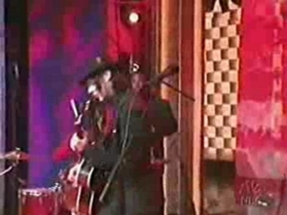 White Stripes - Seven Nation Army - (live on Conan)