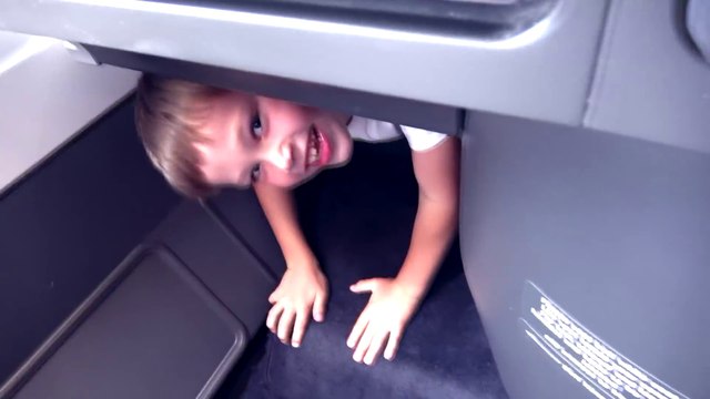 Макс РАСТОЛСТЕЛ в бизнес классе самолета КОРМИЛИ 10 раз на пути в TOKYO и Room Tour Prince Hotel