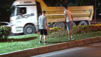 Vicdansız sürücünün çarptığı çocukların inanılmaz kurtuluşu kamerada