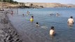 Sıcaktan Bunalanlar Kendini Van Gölü'nün Serin Sularına Bırakıyor