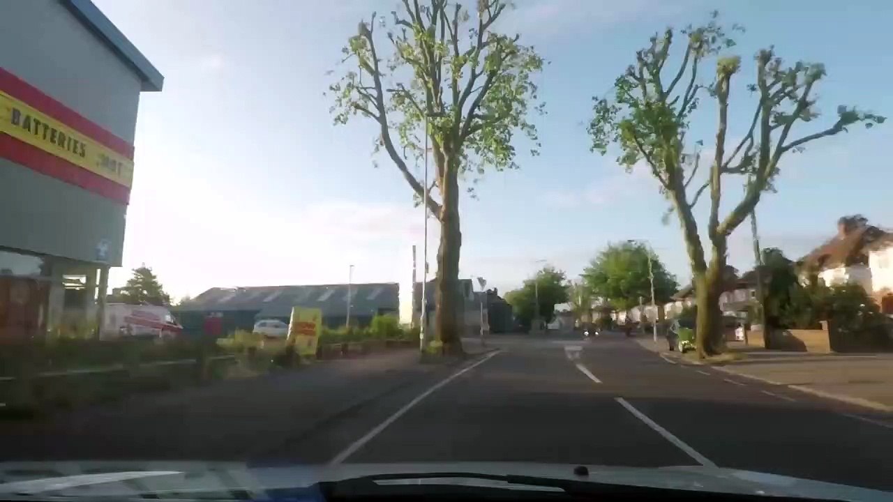 Un chauffeur pète un câble et bloque une automobiliste en plein milieu de la route.