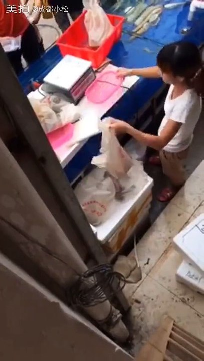 Sahtekar Çinli pazarcı çürük meyveleri tezgah altında değiştirdi