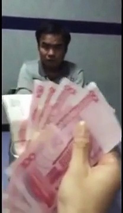 Çin'de yakalanan tırnakçı, yeteneğini karakolda sergiliyor