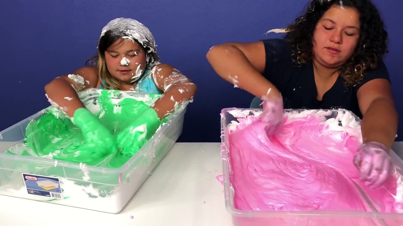 1 GALLON OF ELMER’S FLUFFY SCHOOL GLUE VS 1 GALLON OF ELMER’S FLUFFY Colle D'École SCHOOL GLUE