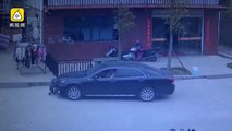 Sokakta oynayan 2 yaşındaki Çinli çocuk az kalsın araba altında kalıyordu