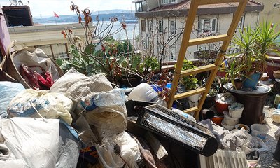 Cihangir'de deniz manzaralı çöp ev