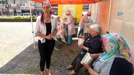 Şiddetten hayatını kaybeden kadınların hayrına lokma dağıttı