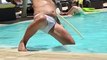 Un homme ivre fait des mouvements très louches à la piscine