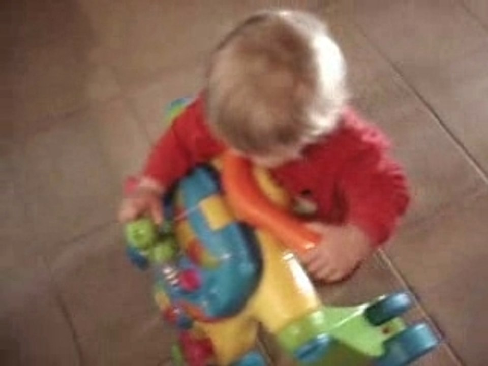 Arthur marche presque!!