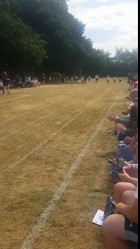 Elle gagne la course.. et fait demi-tour avant l'arrivée !