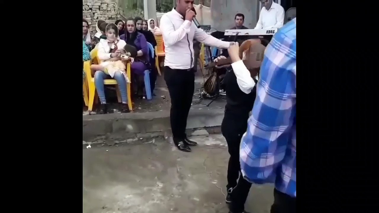 خدایی ای هنرش محشره محشر با اینکه سنی نداره ببین چه کار میکنه با ساز