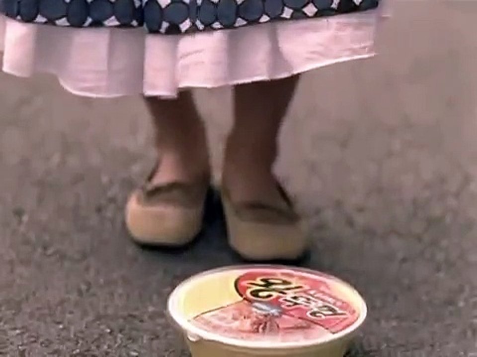Ramen yemeyi çok seven Koreli kız mini eteği ile ramen üstüne oturuyor