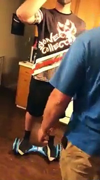 Boire une bière en Hoverboard : mauvaise idée