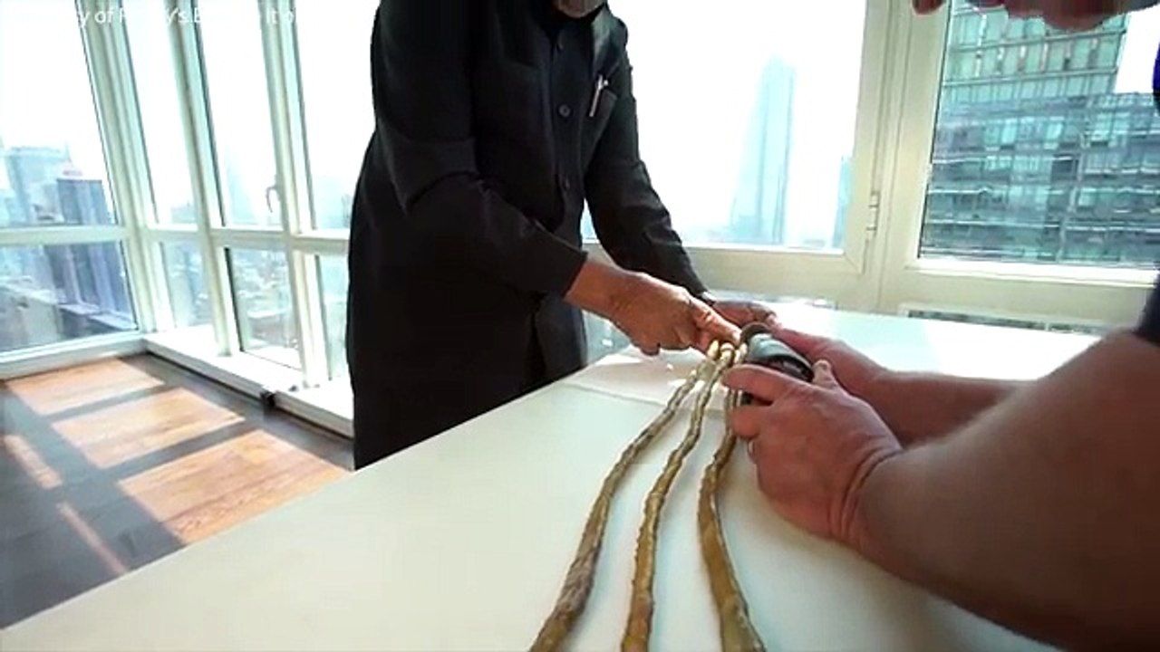 Couper les plus longs ongles du monde