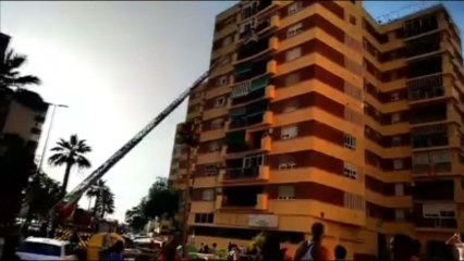 Bomberos rescatan a una niña de 5 años colgada del balcón de un octavo piso