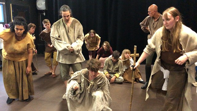 Alençon. Les comédiens de Lèche vitraux en répétition