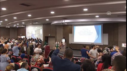 Görme engelli öğrencinin annesi de 'fahri mezun' oldu