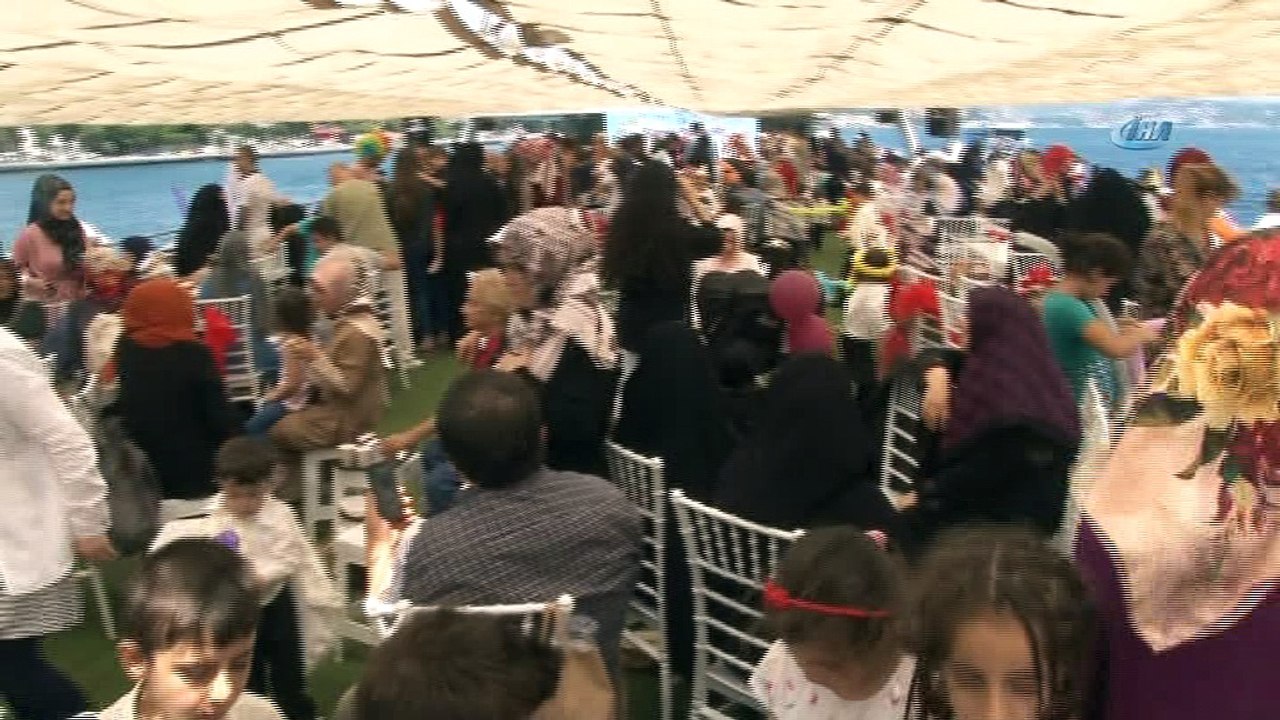 Çocuklarının sünnetini Boğaz’a karşı dans ederek kutladılar