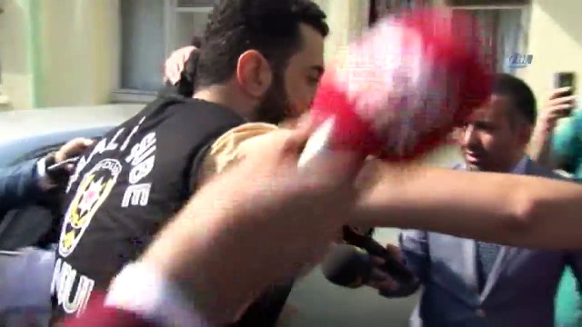 Adnan Oktar 'a Sağlık Kontrolü Çıkışında Tepki