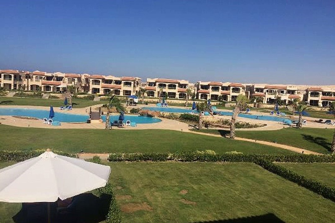 فيلا صف أول للبيع في تلال الساحل الشمالي مفروشة بالكامل