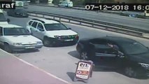 Kontrolden Çıka Kamyon, Minibüsü Altına Aldı... Kaza Anı Saniye Saniye Güvenlik Kameralarına Yansıdı