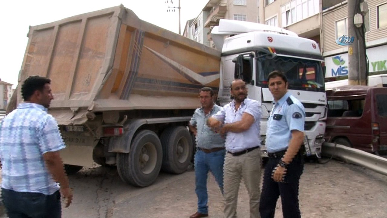 Kontrolden çıka kamyon, minibüsü altına aldı...  Kaza anı saniye saniye güvenlik kameralarına yansıdı