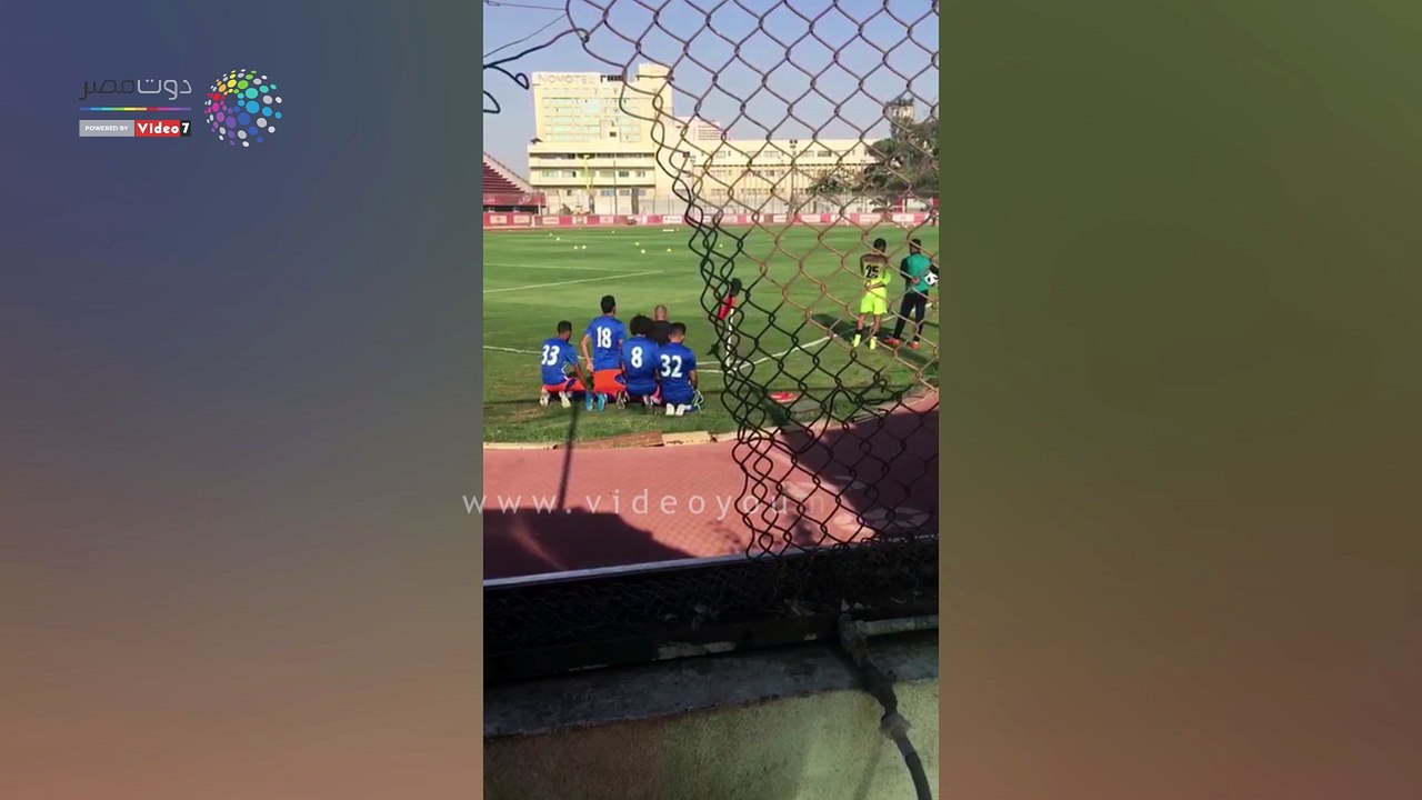 لاعبو نجوم المستقبل يؤدون صلاة العصر في التتش ق...