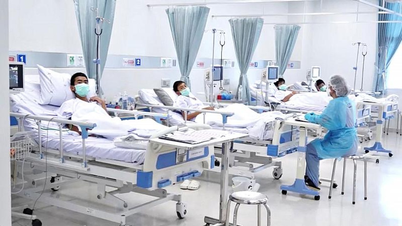 Schwach, aber am Leben: Jungen aus Höhle im Krankenhaus