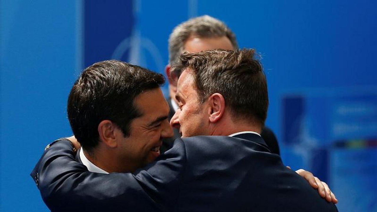"jetzt du": xavier bettel schiebt alexis tsipras vor die kameras (video)