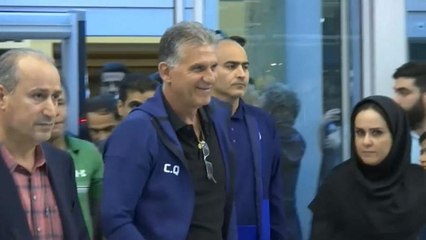 استقبال «قهرمانانه» از کی‌روش و فوتبالیستهای تیم ملی در فرودگاه امام