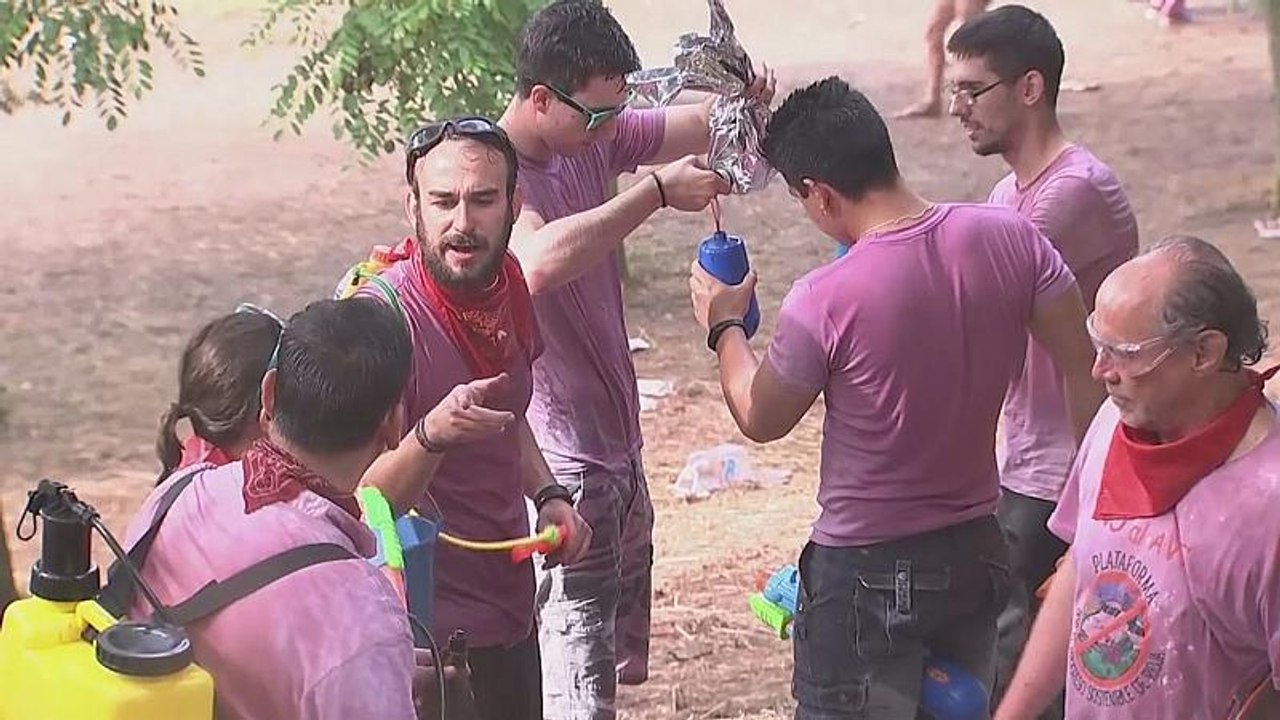 Üzüm bağlarında şarap banyosu