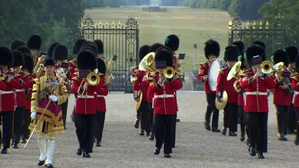 Military parade and band welcome Trump to Blenheim Palace