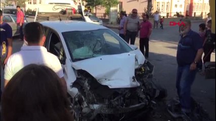 Sivas Tır ile Otomobil Çarpıştı 6 Yaralı Hd