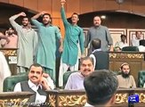اسلام آباد کنونشن سینٹر میں عمران خان کی آمد پر لیگی کارکن بپھر گئے، ''وزیر اعظم نواز شریف'' کے نعرے بھی لگائےمزید ویڈیوز دیکھیں:
