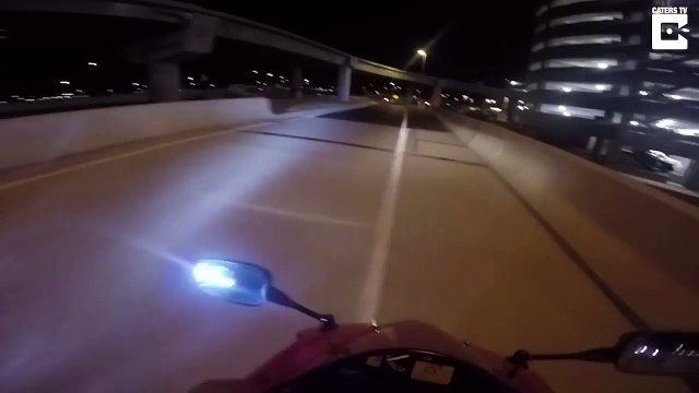 Il filme la chute d'un motard en pleine autoroute... Impressionnant