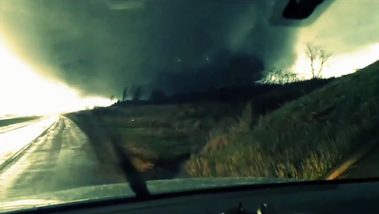 Cet automobiliste s'arrete à quelques mètres d'une tornade F5 surpuissante