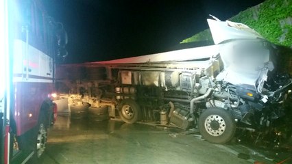 고속도로에 스페어타이어 떨어져 6명 사상 / YTN