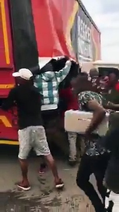 Meanwhile In South Africa: Looting a  Broke Down Truck ..