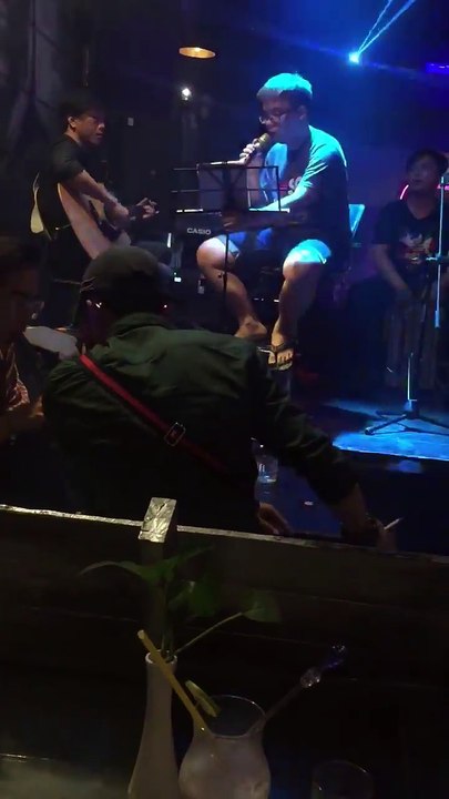 Take the cat to seen  concert