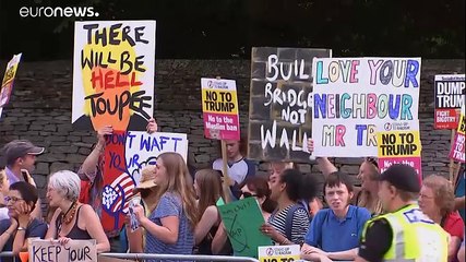 Tüntetők várták Trumpékat Nagy-Britanniában