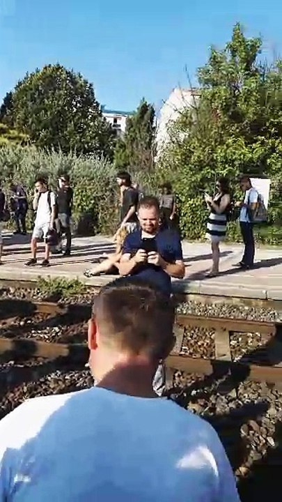 Furieux contre la SNCF, des usagers ont envahi ce matin les voies des trains en gare de Riquier à Nice