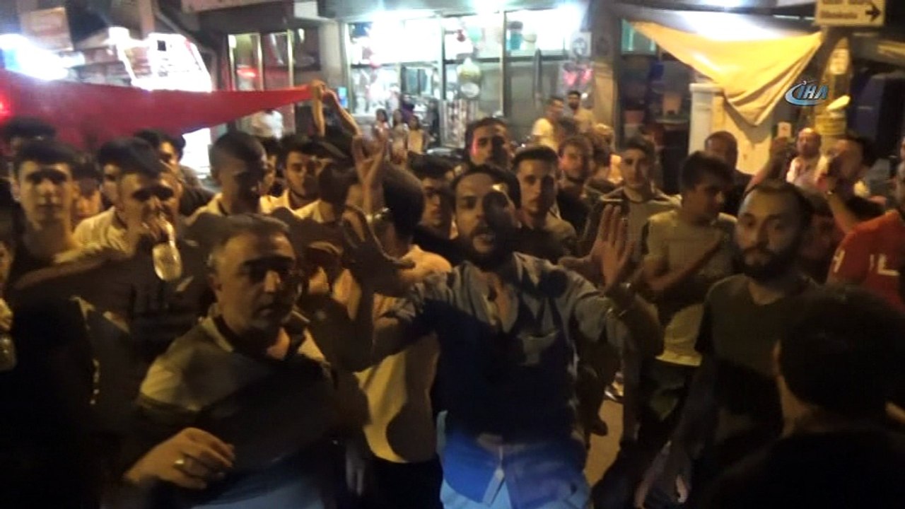 Alkışlarla cezaevine gönderdiler...Oğlunu cezaevine gönderen anneye mahalleli destek çıktı