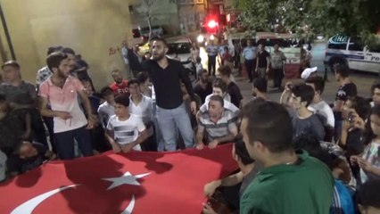 Alkışlarla Cezaevine Gönderdiler...oğlunu Cezaevine Gönderen Anneye Mahalleli Destek Çıktı