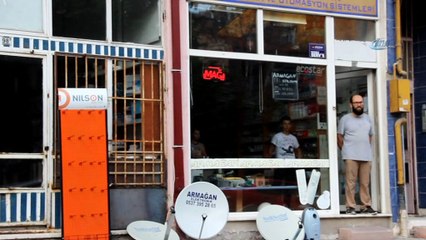 5 bin liralık elektronik eşya çaldılar... Hırsızlık anı kamerada