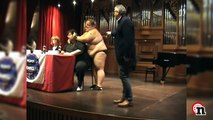 Uomo nudo palpeggia Mario Adinolfi durante una conferenza | Notizie.it