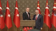 Cumhurbaşkanı Recep Tayyip Erdoğan TBMM Başkanı Binali Yıldırım'a Devlet Şeref Madalyası Taktı