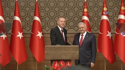 Cumhurbaşkanı Recep Tayyip Erdoğan TBMM Başkanı Binali Yıldırım'a Devlet Şeref Madalyası Taktı