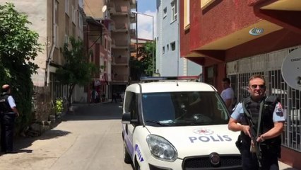 Bursa'da dehşet...Silahla annesini rehin alıp, polislere ateş açtı