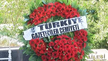 Gazeteci Okay Gönensin ölümünün birinci yılında mezarı başında anıldı